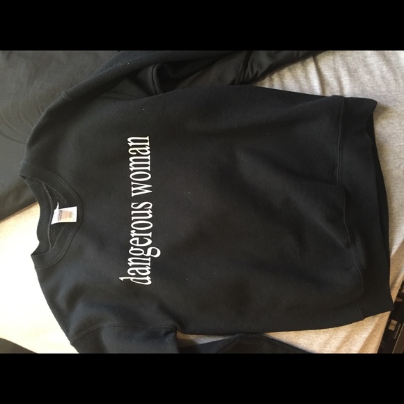 Gildan Tops - Gildan dangerous woman sweater